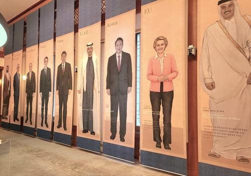 청와대 개방 2주년 특별전에 대형 족자로 걸린 각국 정상의 전신 초상화 