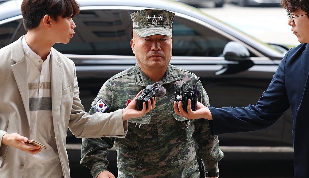 아무 말 없이 공수처 향하는 김계환 해병대 사령관