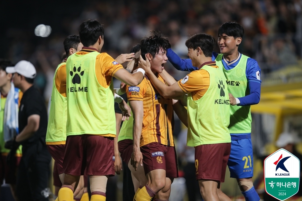 골을 넣고 포효하는 광주FC 박태준