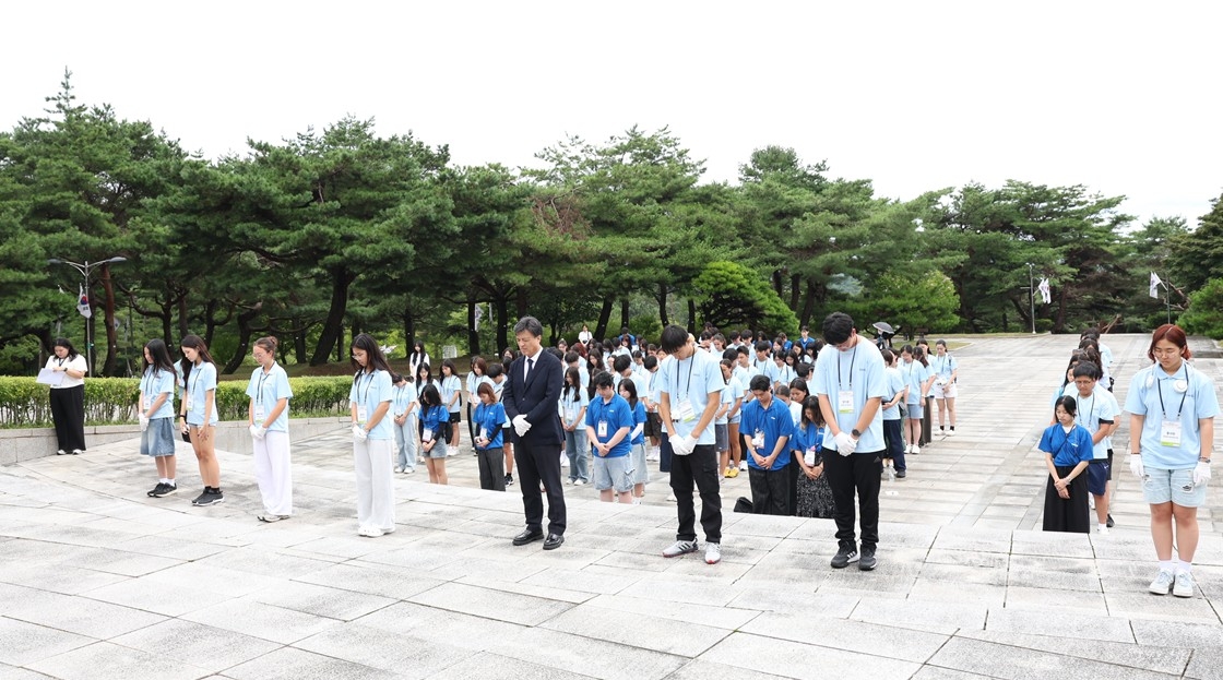 '국립 망향의동산' 참배하는 한인 청소년들