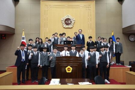 충북도의회, 본회의장 '도민 체험장'으로 개방 - 1