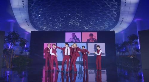 La foto, proporcionada por Big Hit Music, muestra a BTS realizando una actuación de "Dynamite", el 14 de octubre de 2020, en los Premios de Música de Billboard (BBMA). (Prohibida su reventa y archivo)