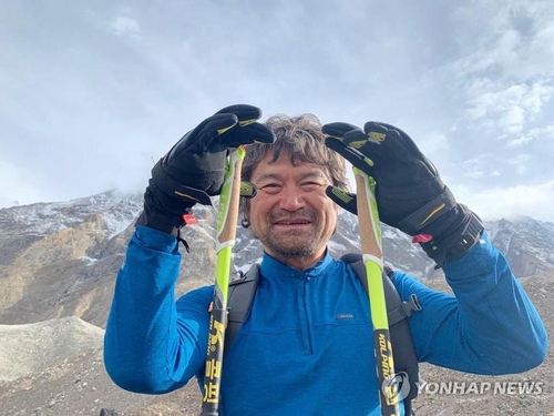 (2ª AMPLIACIÓN) Se suspenden las operaciones de búsqueda del alpinista surcoreano desaparecido en el Himalaya a petición de su familia