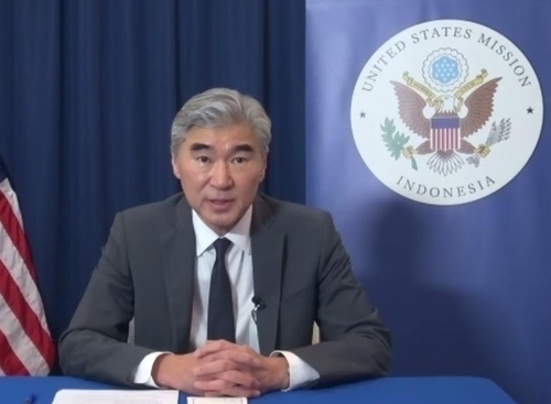 Esta imagen capturada muestra a Sung Kim, representante especial de Estados Unidos para Corea del Norte, hablando, el 29 de septiembre de 2021, en un evento de prensa con periodistas extranjeros en Yakarta. (Prohibida su reventa y archivo)
