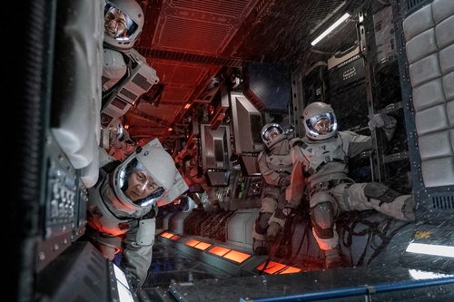 Esta imagen, proporcionada por Netflix, muestra una escena de "The Silent Sea". (Prohibida su reventa y archivo)