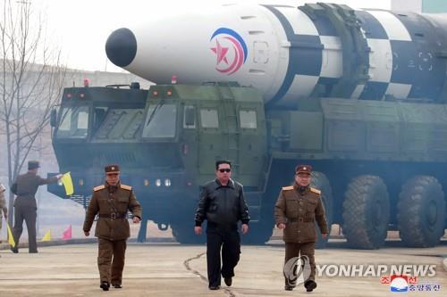 En esta fotografía, publicada por la KCNA, se muestra al líder norcoreano, Kim Jong-un (centro), visitando el Aeropuerto Internacional de Pyongyang, el 24 de marzo de 2022, para inspeccionar el lanzamiento de un misil balístico intercontinental (ICBM) Hwasong-17. El misil viajó a una altitud máxima de 6.248,5 kilómetros y voló una distancia de 1.090 km antes de caer en el mar del Este, dijo la KCNA. (Uso exclusivo dentro de Corea del Sur. Prohibida su distribución parcial o total)