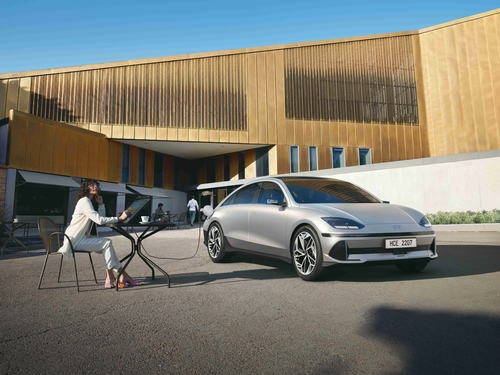 La foto de archivo, proporcionada por Hyundai Motor, muestra a una mujer utilizando la función de vehículo a carga en el IONIQ 6. (Prohibida su reventa y archivo)