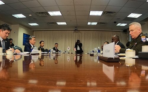 El ministro de Defensa surcoreano, Lee Jong-sup (segundo por la izda.), y el secretario de Defensa de EE. UU., Lloyd Austin (segundo por la dcha.), sostienen diálogos bilaterales, el 29 de julio de 2022 (hora local), en el Departamento de Defensa de Estados Unidos, en Washington. (Foto del cuerpo de prensa. Prohibida su reventa y archivo)