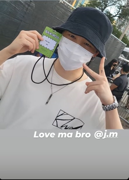 La foto, capturada de la cuenta de Instagram de J-Hope, rapero del grupo masculino de K-pop BTS, muestra a su compañero Jimin posando para una foto en el festival musical anual estadounidense Lollapalooza. Jimin se encontraba en el festival para apoyar a J-Hope, quien subió al escenario como artista principal del evento, el 31 de julio de 2022 (hora local), en Chicago. (Prohibida su reventa y archivo)