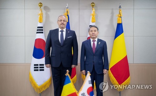 En esta foto, proporcionada por el Ministerio de Defensa de Corea del Sur, se muestra a su ministro, Lee Jong-sup (dcha.), posando para una foto con su homólogo rumano, Vasile Dincu, antes de su reunión celebrada, el 23 de septiembre de 2022, en el ministerio, en Seúl. (Prohibida su reventa y archivo)