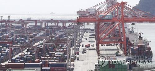 La foto, tomada el 21 de septiembre de 2022, muestra contenedores apilados en un puerto de la ciudad suroriental surcoreana de Busan.