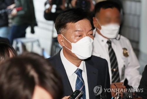 La foto, tomada el 21 de octubre de 2022, muestra a Kim Hong-hee, ex comisario general de la Guardia Costera, entrando al Tribunal del Distrito Central de Seúl.