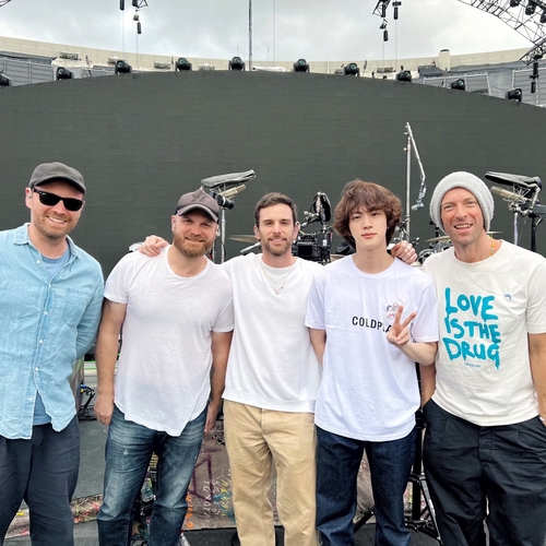 La foto, capturada de la cuenta oficial de Twitter de Coldplay, muestra a Jin (segundo por la dcha.), de BTS, y la banda de rock británica posando para una foto. (Prohibida su reventa y archivo)