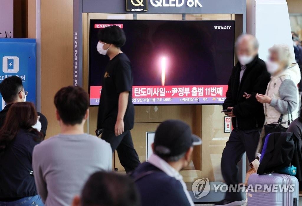 En la foto de archivo, las personas observan las noticias del lanzamiento de un misil balístico de corto alcance (SRBM, según sus siglas en inglés) de Corea del Norte, el 9 de octubre de 2022, desde una televisión en la Estación de Seúl, en el centro de la capital surcoreana. El JCS surcoreano informó, el 2 de noviembre, que el Norte lanzó un misil balístico no especificado hacia el mar del Este.
