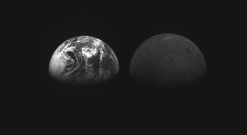 La imagen, proporcionada por el Ministerio de Ciencia y TIC surcoreano, muestra una foto de la Tierra (izda.) y la Luna tomada, el 28 de noviembre de 2022, por una cámara a bordo del orbitador lunar surcoreano Danuri. (Prohibida su reventa y archivo)