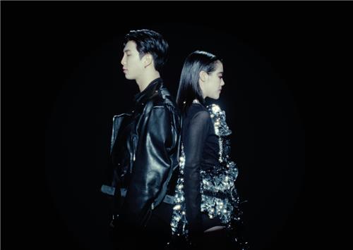 La foto, proporcionada por Magic Strawberry Sound, muestra a RM (izda.), de la sensación del K-pop BTS, y So!YoOn!, de la banda de "indie rock" surcoreana Se So Neon. (Prohibida su reventa y archivo)