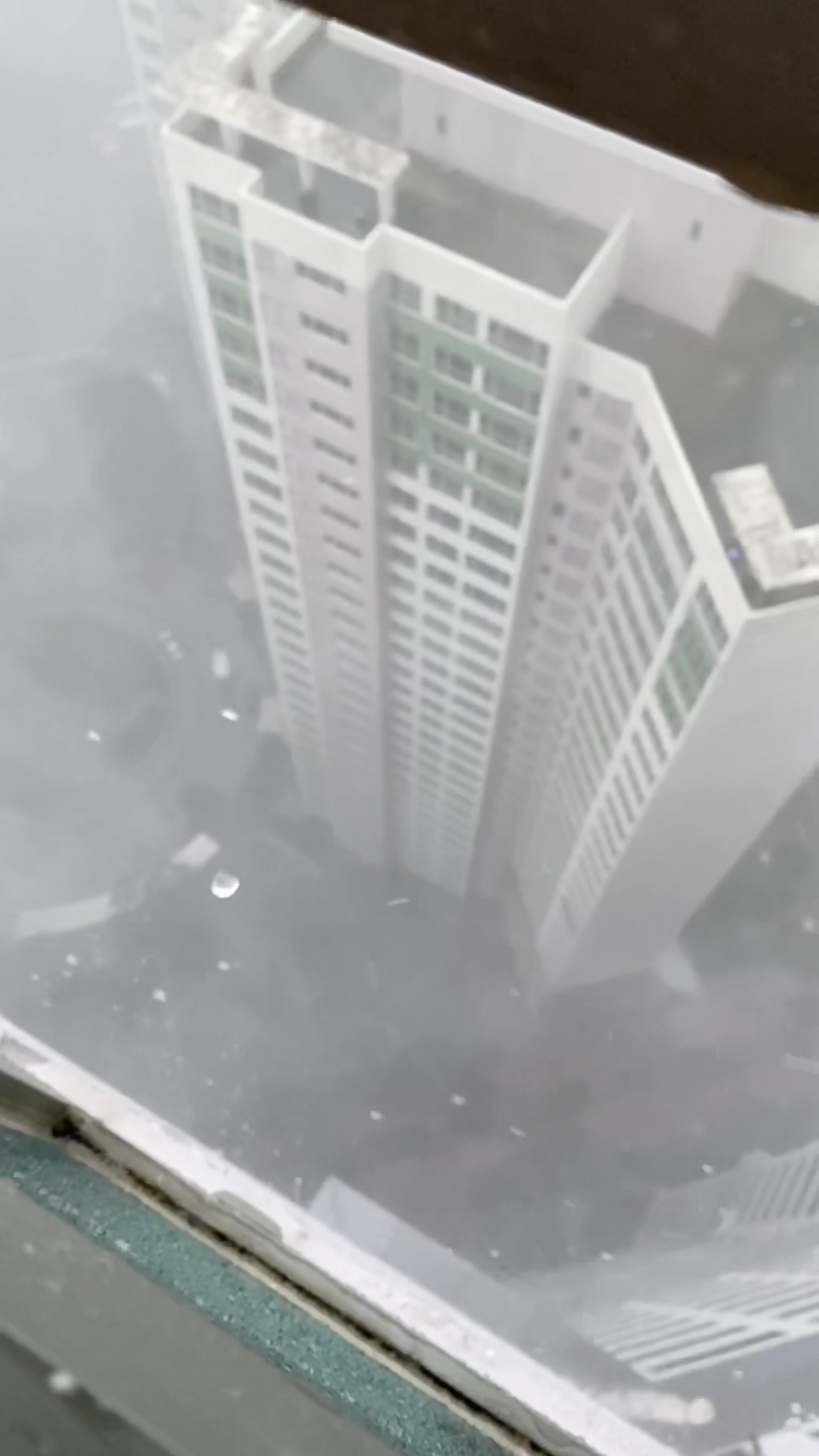 부산 마린시티 고층건물서 솟구치는 빗방울