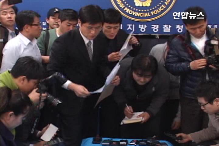 '장자연 편지' 편지봉투 조작흔적 발견
(수원=연합뉴스) 이우성 기자 = 경기지방경찰청은 장자연 지인이라고 주장하는 수감자 전모(31)씨로부터 압수한 편지봉투에서 조작된 흔적을 발견했다고 10일 밝혔다.
경찰에 따르면 편지봉투에 찍힌 우체국 소인의 발신지가 가로 4㎝, 세로 1㎝ 크기로 직사각형 형태로 예리하게 잘린 부분이 3곳에서 발견됐다.
조작 흔적이 발견된 봉투는 전씨가 장씨 사건 재판부에 제출한 것과 같은 형태의 항공우편 봉투로, 우체국 지역명과 고유번호 부분이 반듯이 잘린 채 날짜만 남아 있다.
또 봉투에 적힌 받는이와 보낸이의 내용과 형태는 동일하지만 우체국 소인 부분에 날짜만 남은 봉투도 함께 발견돼 경찰은 조작 흔적이 있는 봉투를 그대로 복사한 것으로 추정했다.
경찰 관계자는 "편지를 어디에서 보냈는지 수신지를 숨기려는 목적 같다"고 설명했다.
압수한 70여장의 신문스크랩 중 다수에서 장자연 사건 관련 기사가 형광펜으로 빼곡히 줄쳐져 있는 형태로 발견됐다.
신문스크랩은 A4용지에 오린 신문을 왼쪽에 붙이고 오른쪽 빈 공간에는 '너의 죽음이 헛되지 않도록 하겠다'는 등 전씨가 손으로 쓴 것으로 추정되는 글씨체가 적혀 있는 형태다.
경찰은 지난 2003년 11월부터 올해 3월7일까지 수감 중인 전씨의 수발신 우편물총 2천439건을 확인한 결과, 장자연씨 이름이나 전씨가 칭했던 장설화란 가명으로 주고받은 내역은 없었다고 설명했다.
지난 2006년 전씨와 수감생활을 같이 했다는 한 인물은 경찰 조사에서 "수감 중에 전씨가 장씨에 대해 얘기한 적은 없지만 출소하고 나서 장자연에게 받은 편지라면서 보내준 편지가 있었는데 버렸다"고 말했다.
경찰 관계자는 "교도소 내 편지수발신대장은 수감자 인권을 감안해 2007년 12월부터 내용 검열을 하지 못하도록 바뀌었을뿐 수발신 내역은 기록되는데, 100% 기재는 안 되는 상황"이라고 설명했다.
경찰은 국립과학수사연구원에 필적감정을 의뢰한 원본 편지 24장이 장씨 사건 재판부에 전씨가 제출한 편지 231쪽과 내용과 형태가 동일한 것으로 확인됐다고 밝혔다.
경찰이 전씨 감방에서 압수한 물품은 원본 편지 24장과 사본 1천장, 편지봉투 20여장, 신문스크랩 70여장, 복사비 납부영수증 70여장, 수용자 기록부, 접견표 등 29개 항목 1천200점이다.
경찰 관계자는 "압수물품이 많은 것은 내용이 적혀 있지 않은 빈 A4용지가 다수 포함됐기 때문"이라고 설명했다.
gaonnuri@yna.co.kr
<편집 김진광>