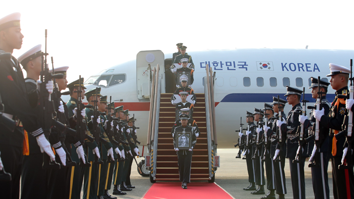 "조국 품으로"…계봉우ㆍ황운정 지사 유해 도착