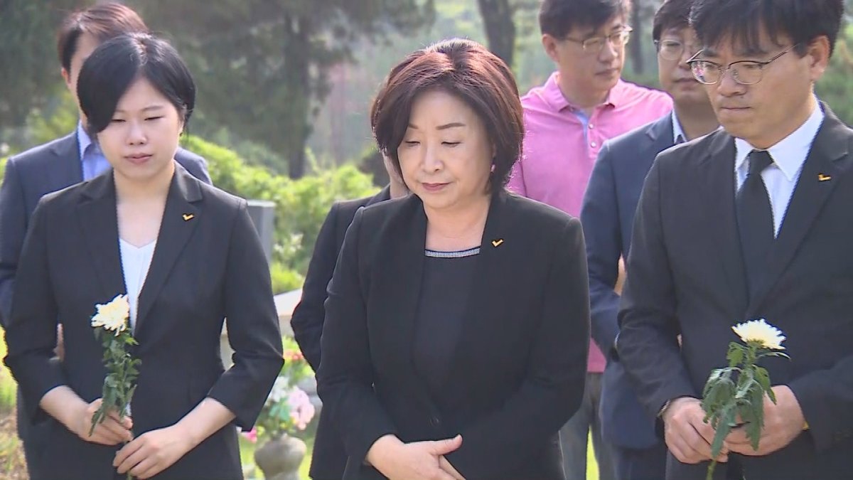 심상정, 노회찬 묘소 참배로 첫 공식행보