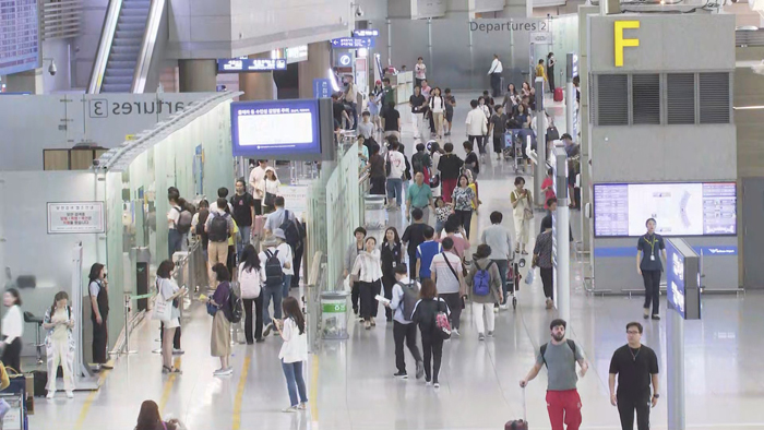 인천공항 연휴 분위기 물씬…여행객 북적