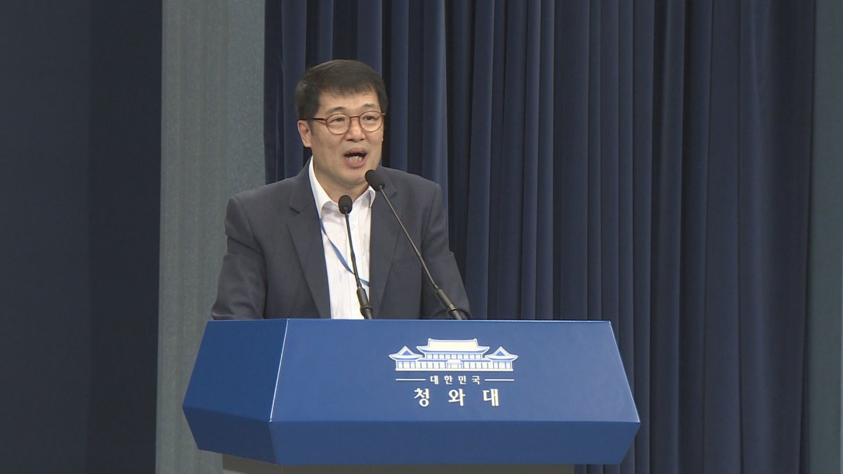 靑 "주 52시간 보완책으로 '계도기간 도입' 논의"