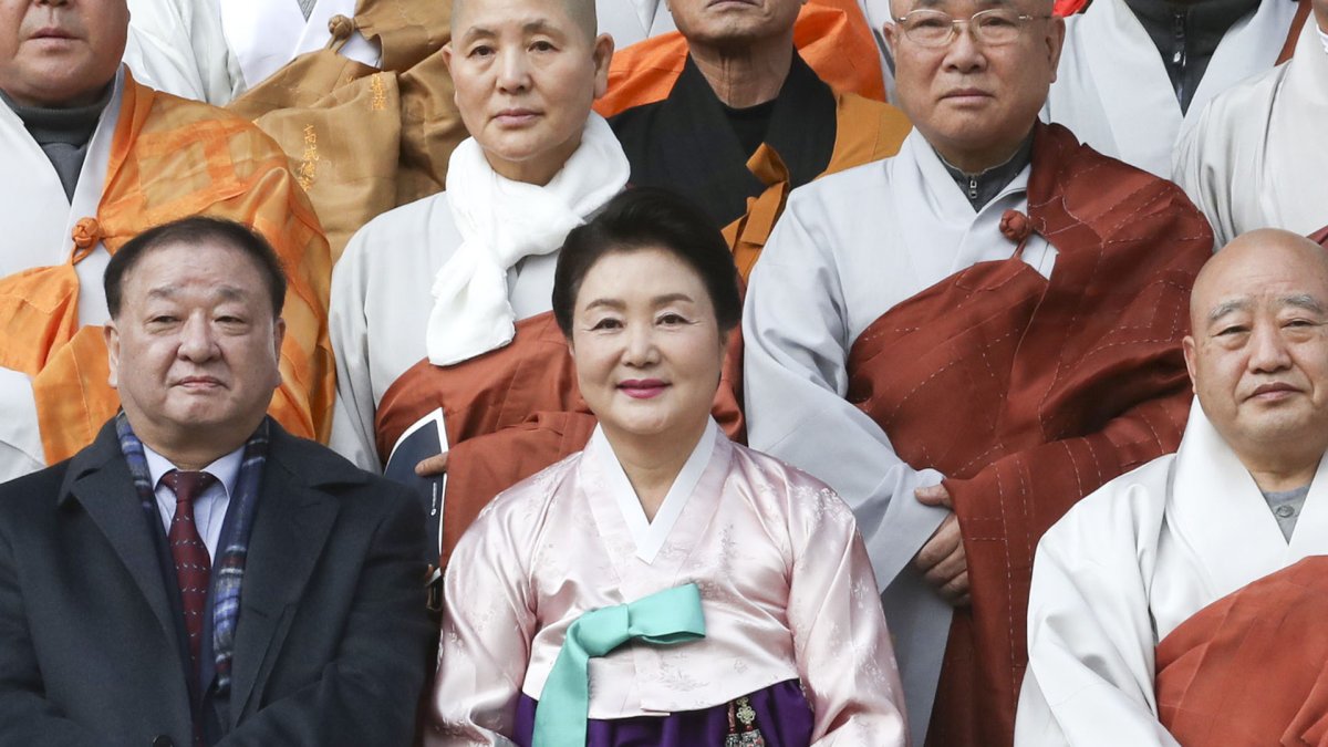 김정숙 여사 신년하례 법회 참석 "평화정착에 힘 모아달라"