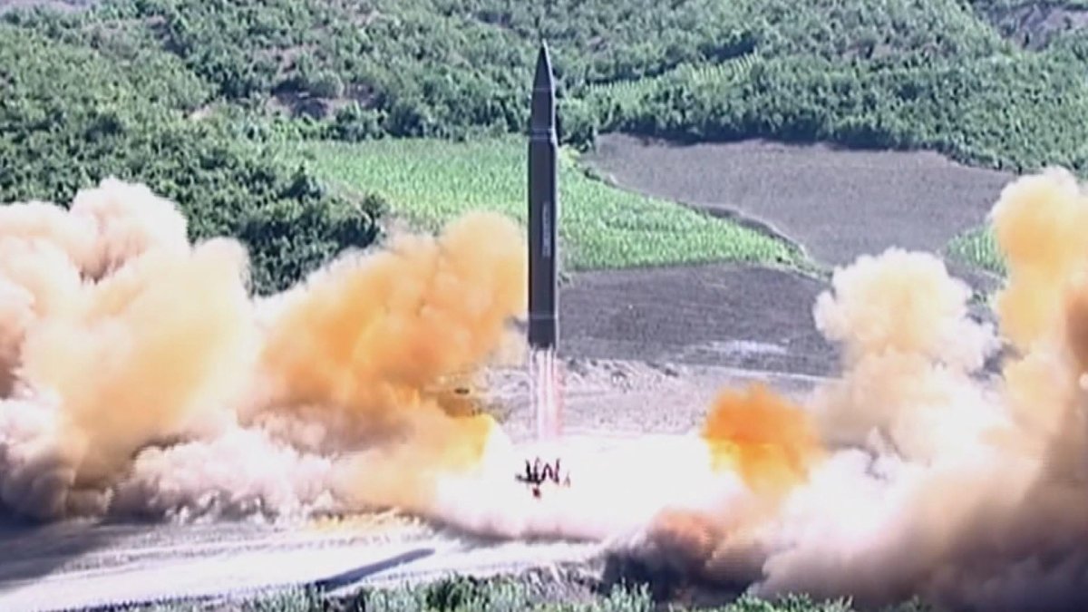 北, ICBM 발사 3주년에 "강하지 못하면 망국"