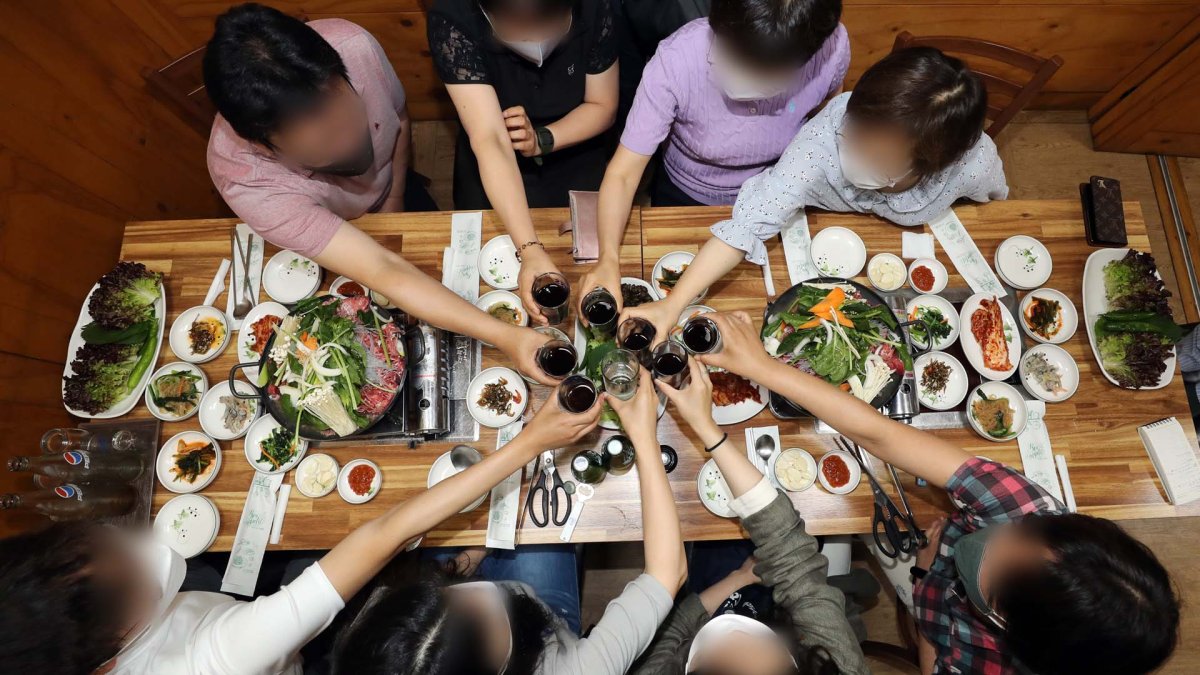 '백신접종자'는 모임 제한 없어…지자체도 단계 조정