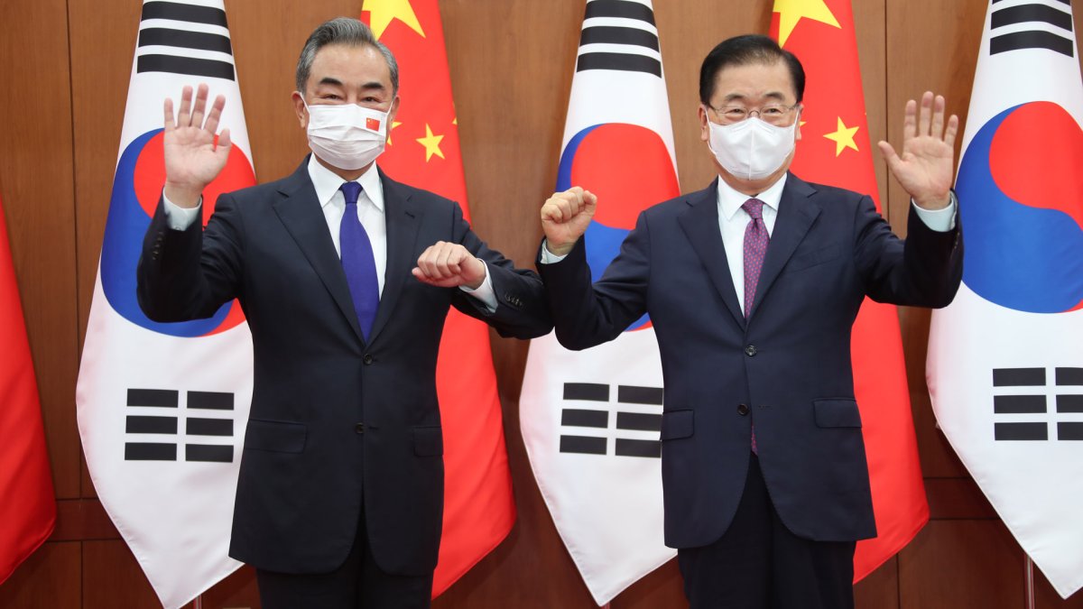 왕이, 北순항미사일 발사에 "타국도 군사행동…대화 노력"