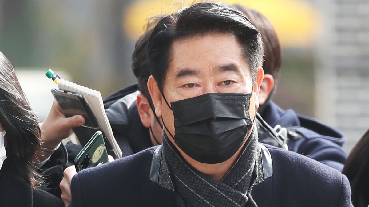 대장동 '뇌물 의혹' 전 성남시의장 조사…"소설쓴다" 부인