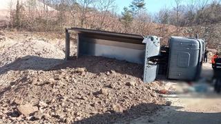 영동 공사장서 25t 화물차 전복…운전자 1명 숨져