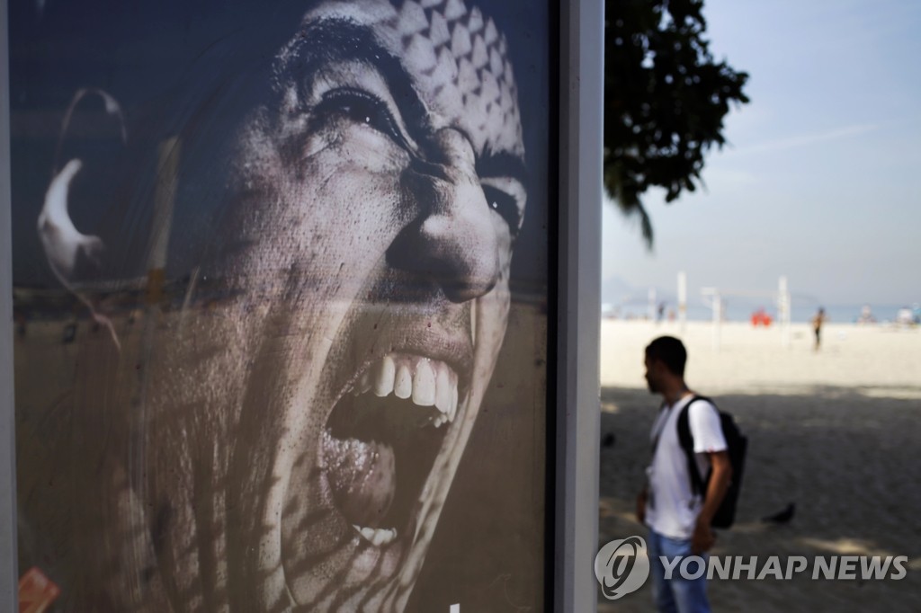 '깨물기 버릇' 수아레스(AP=연합뉴스 자료사진)