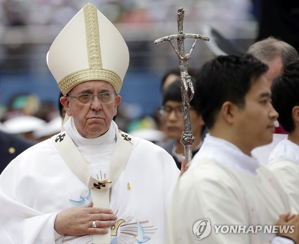 15일 대전월드컵경기장에서 성모승천대축일 미사를 집전한 프란치스코 교황. (AP=연합뉴스)