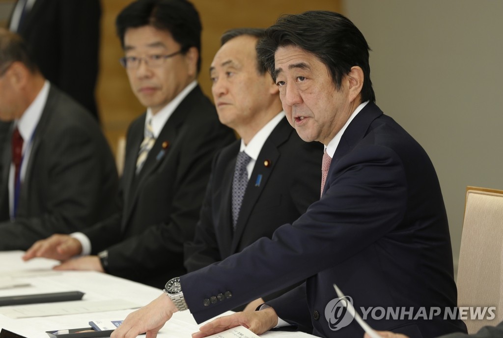 IS 인질사태 대책회의 중인 아베 신조(오른쪽) 일본 총리와 스가 요시히데(오른쪽 두번째) 관방장관(AP=연합뉴스DB)