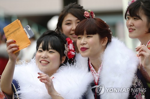 일본 '성년의 날' 행사(AP=연합뉴스)