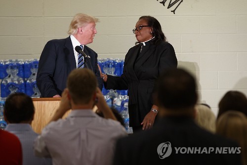 연설 저지당하는 트럼프