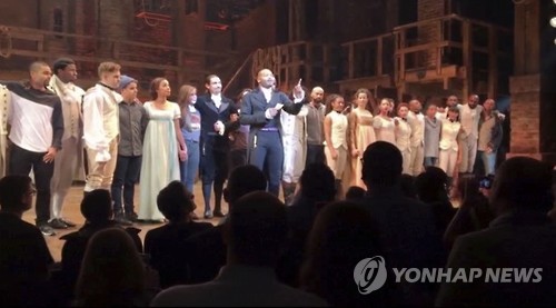'해밀턴' 커튼 콜에서 배우 딕슨이 마이크 펜스 부통령 당선인을 향해 말하는 모습.