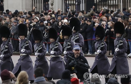 英 버킹엄궁 근위대 교대식 날짜 변경…테러 대비 조치 - 1
