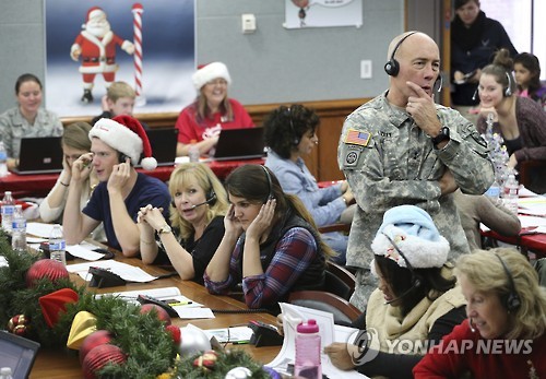 2014년 NORAD 미군과 산타 위치 추적 자원봉사자들 [AP=연합뉴스 자료 사진]