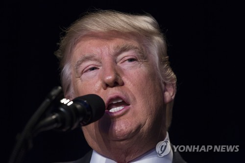 2일 기도회에 참석한 트럼프(AP=연합뉴스)
