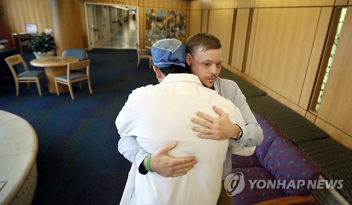 안면이식 수술 후 의사와 포옹하는 샌드니스