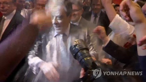 지방유세서 밀가루 뒤집어쓴 프랑스 대선후보 피용