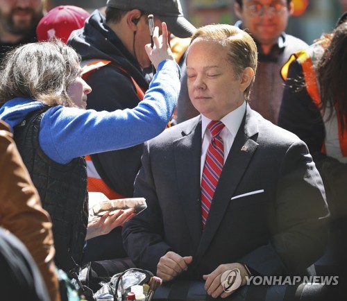 숀 스파이서 대변인역으로 분장하는 멜리사 매카시