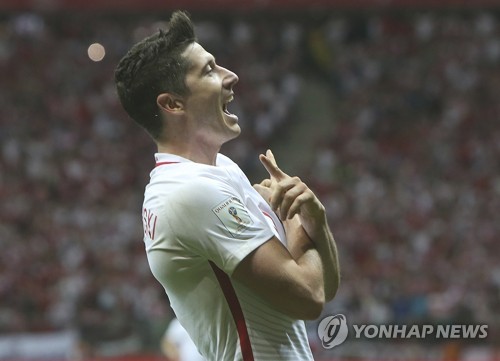 해트트릭을 작성하고 기뻐하는 폴란드 축구대표팀의 로베르토 레반도프스키.(AP=연합뉴스)