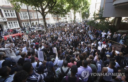 "아파트화재는 人災…새집 약속하라" 런던 시위대 구청 진입 - 1