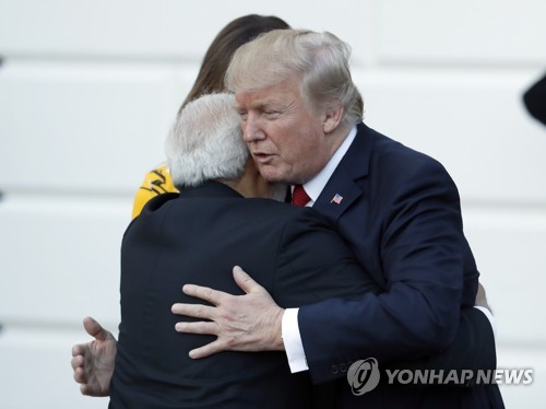 포옹하는 미국·인도 정상