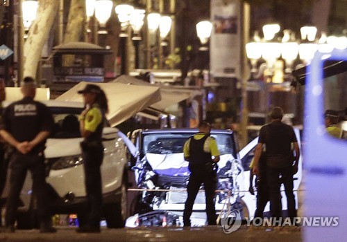 스페인 바르셀로나 차량돌진 테러 현장의 경찰들 