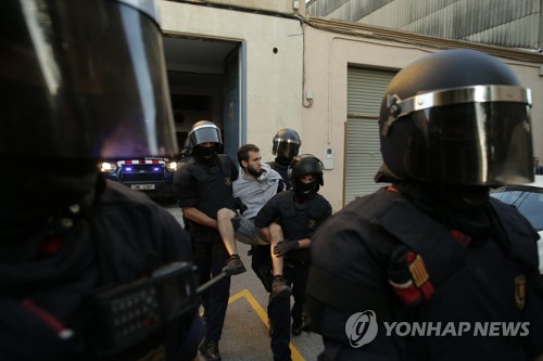 카탈루냐 독립투표용지 압수 항의 시위 진압에 투입된 스페인 경찰들