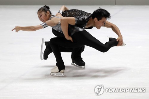 북한 피겨 페어의 렴대옥(18)-김주식(25·이상 대성산 체육단) 조가 28일(한국시간) 독일 오버스트도르프에서 열린 2017 국제빙상경기연맹(ISU) 네벨혼 트로피 쇼트프로그램에서 스핀 연기를 펼치고 있다. (AP=연합뉴스)